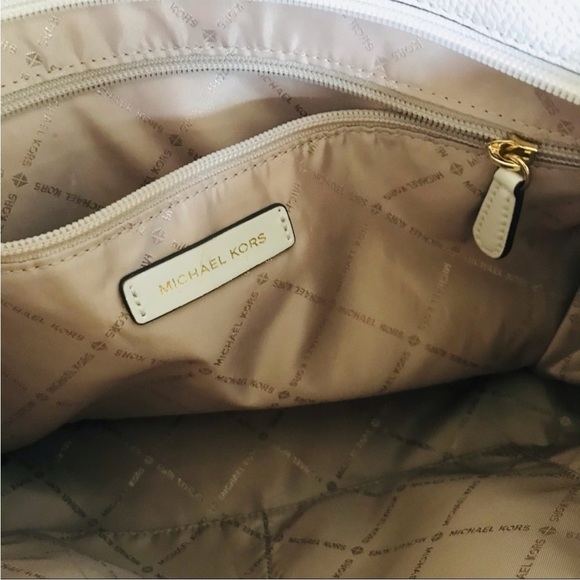 Michael Kors Creamwhite Leather
Shoulder Bag . - Picture 7 of 13